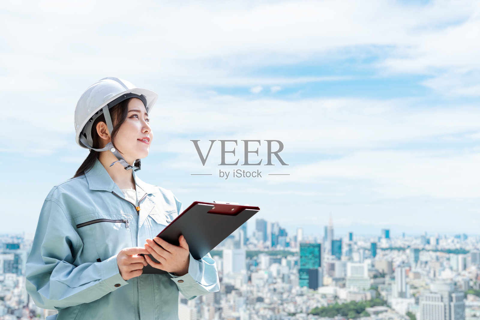 城市背景下的建筑工人照片摄影图片