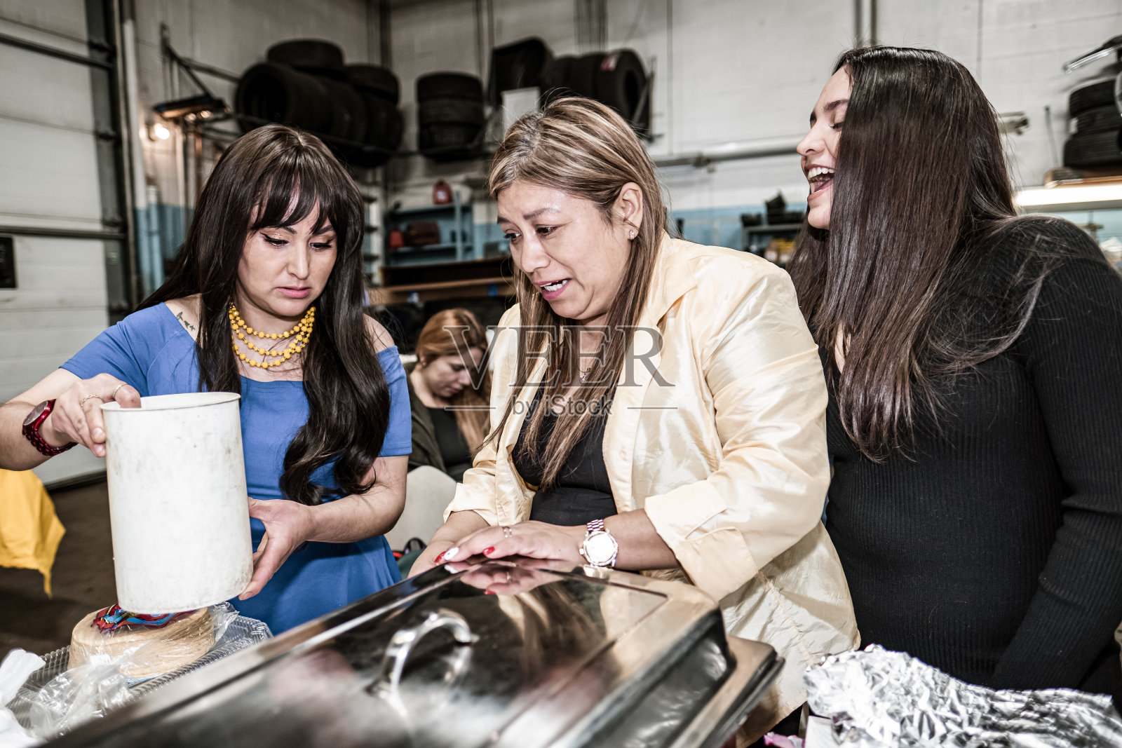 拉丁妇女在节日的生日聚会上准备食物照片摄影图片