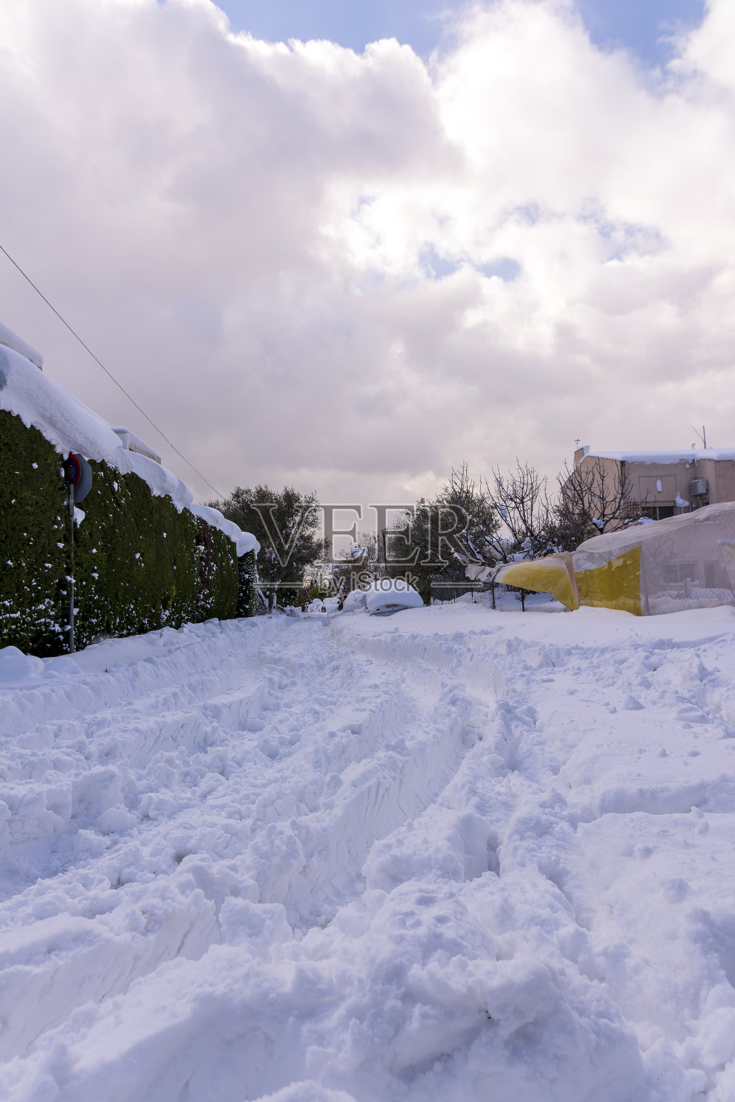 在欧洲希腊首都雅典的暴风雪中，汽车被雪完全覆盖照片摄影图片
