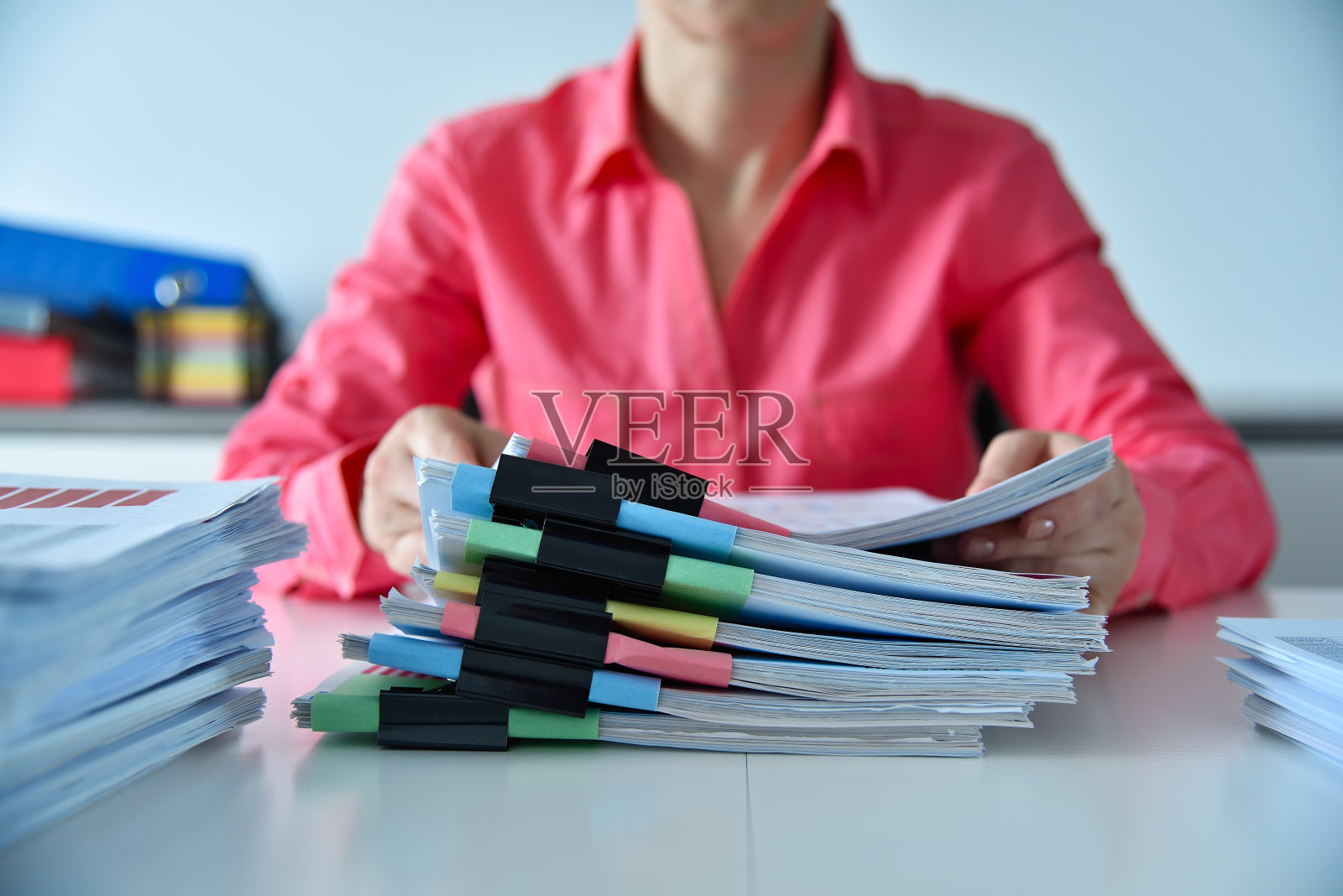 女商人手里拿着成堆的文件照片摄影图片