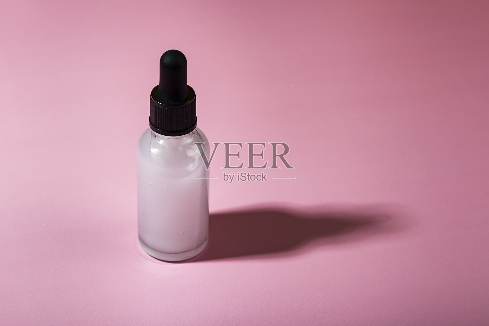 化妆品容器与化妆品在粉红色的背景。照片摄影图片