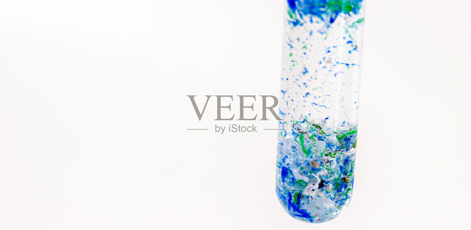 试管被污染的水和从海洋中提取的微量塑料和微塑料，聚合物颗粒，环境危机的特写镜头照片摄影图片