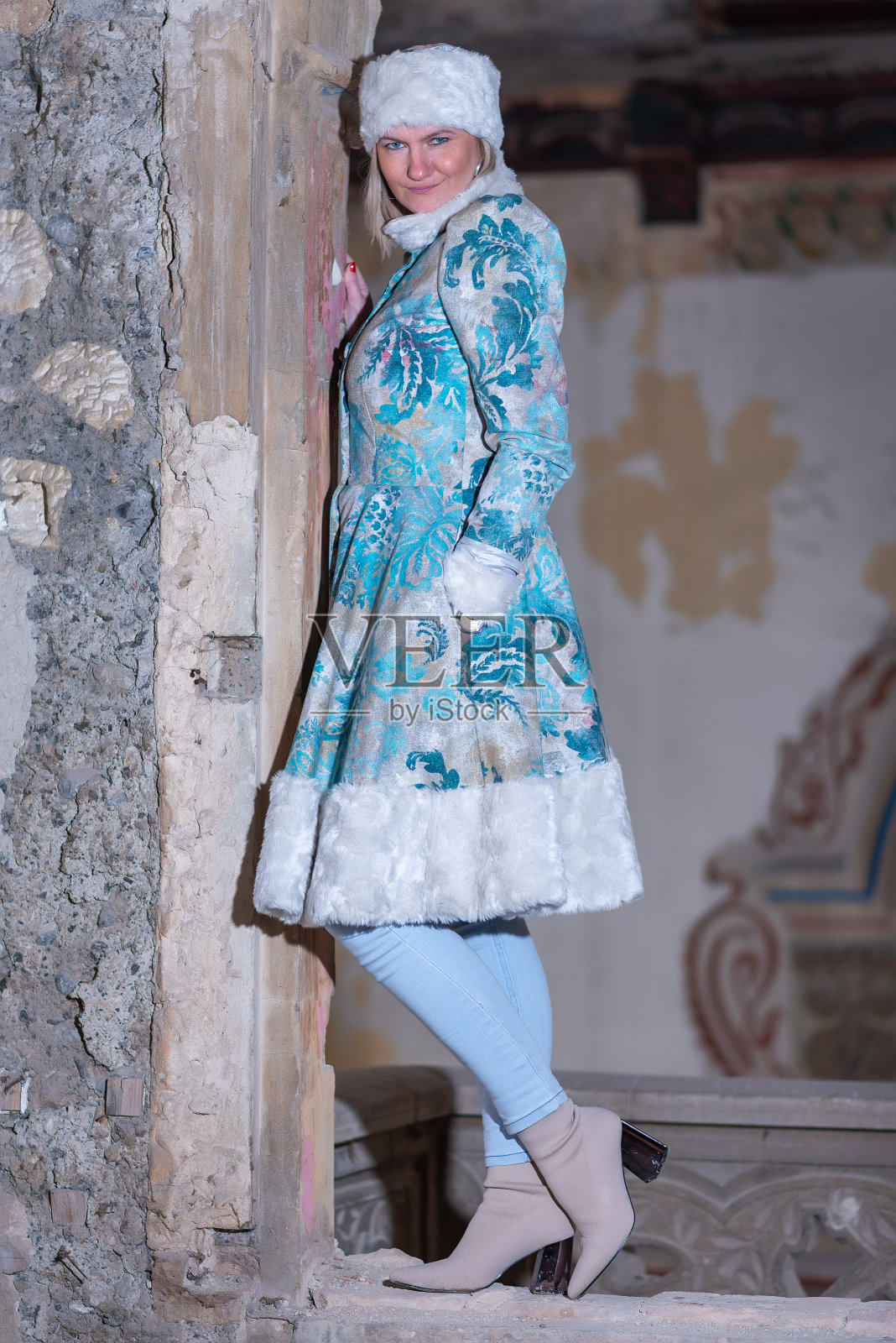 冬天的女王在一座废弃的城堡里。一个穿着冬装的漂亮女人照片摄影图片