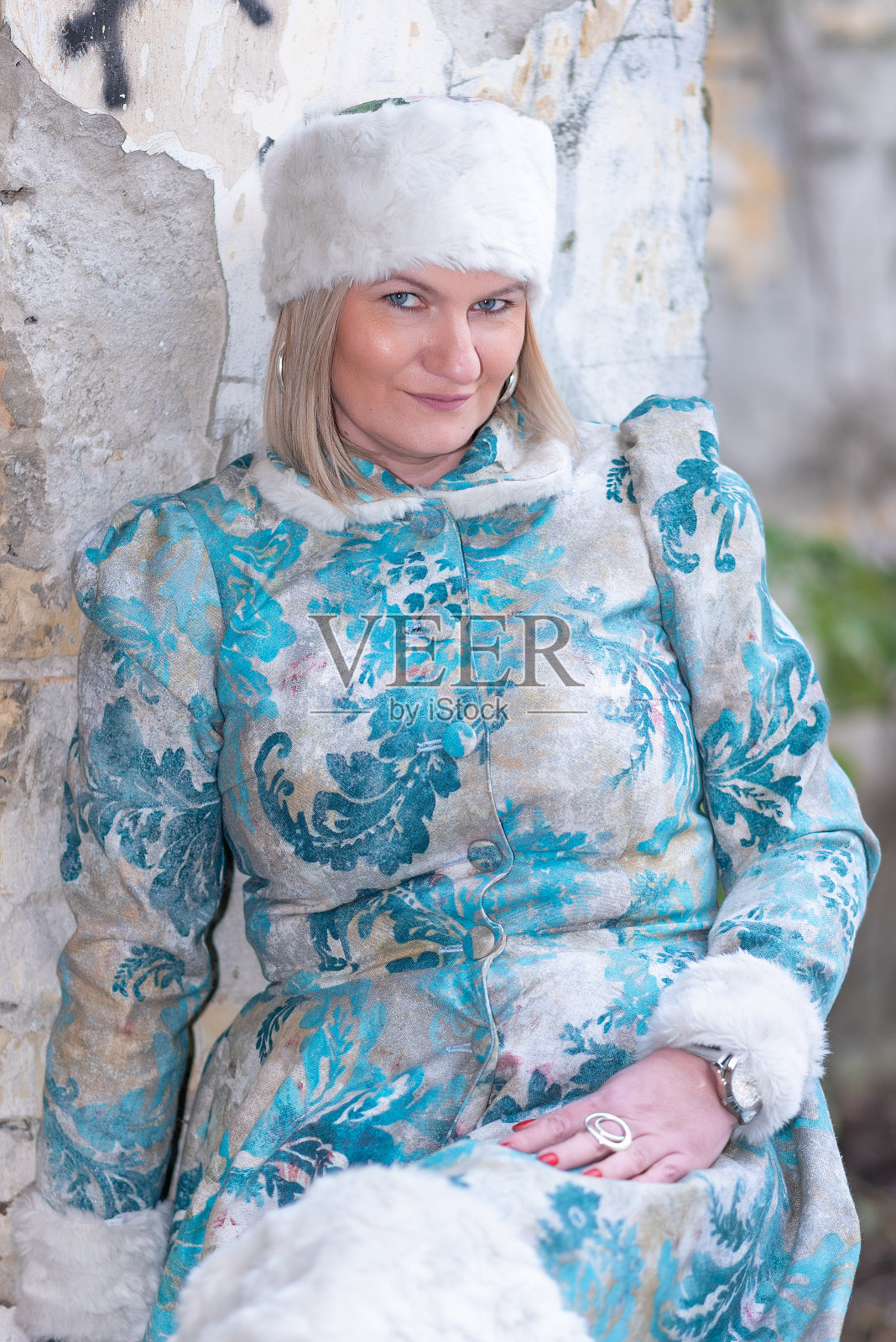 冬天的女王在一座废弃的城堡里。一个穿着冬装的漂亮女人照片摄影图片