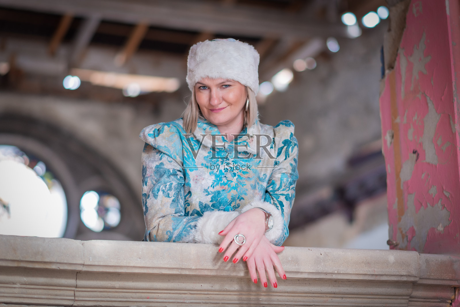 冬天的女王在一座废弃的城堡里。一个穿着冬装的漂亮女人照片摄影图片