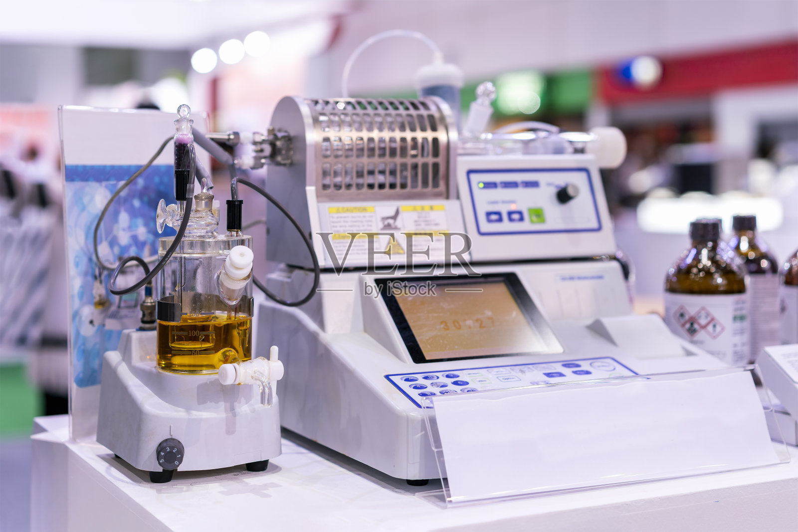 实验室用于分析、电解反应、测定黄油、糖、奶酪、纸、石油等工业、食品、科学、饮料、化妆品等水中样品的浓度的容量滴定仪照片摄影图片