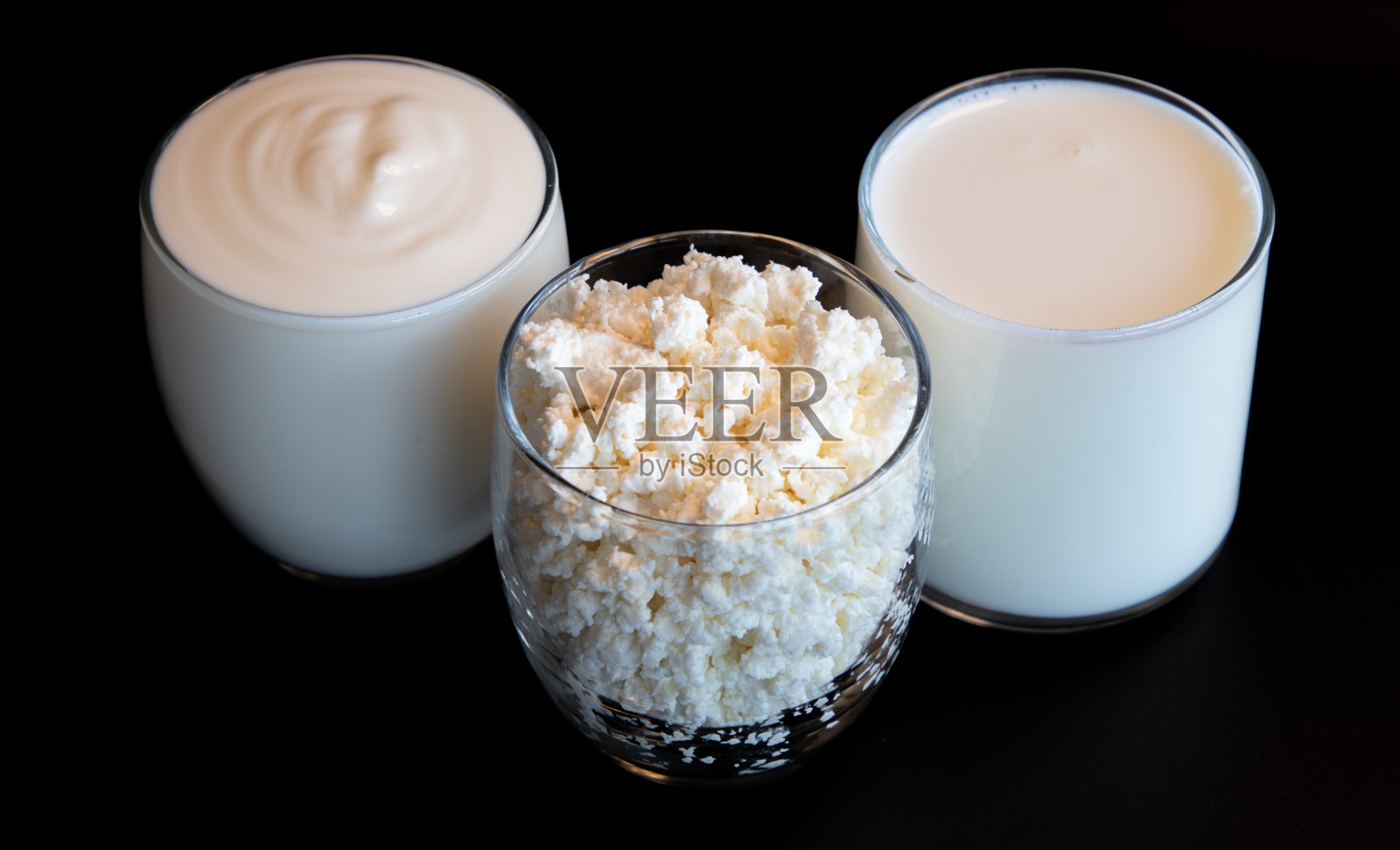 黑色背景的玻璃杯里有牛奶、白干酪、原味奶油照片摄影图片