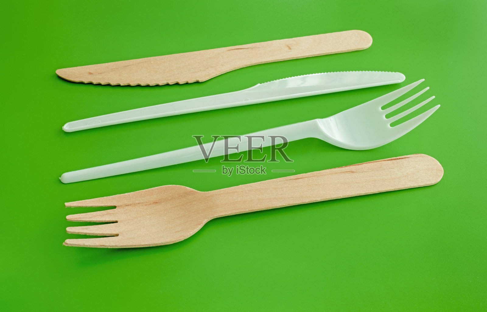 可生物降解一次性塑料餐具，一次性木刀和叉。照片摄影图片