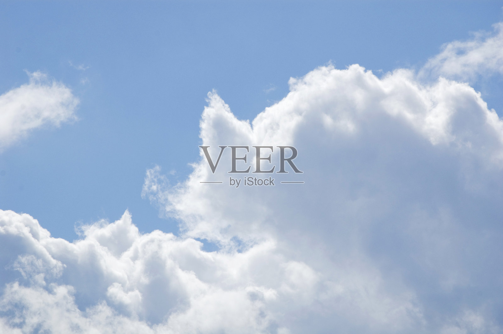 蔚蓝的天空衬托着大片的云彩。照片摄影图片