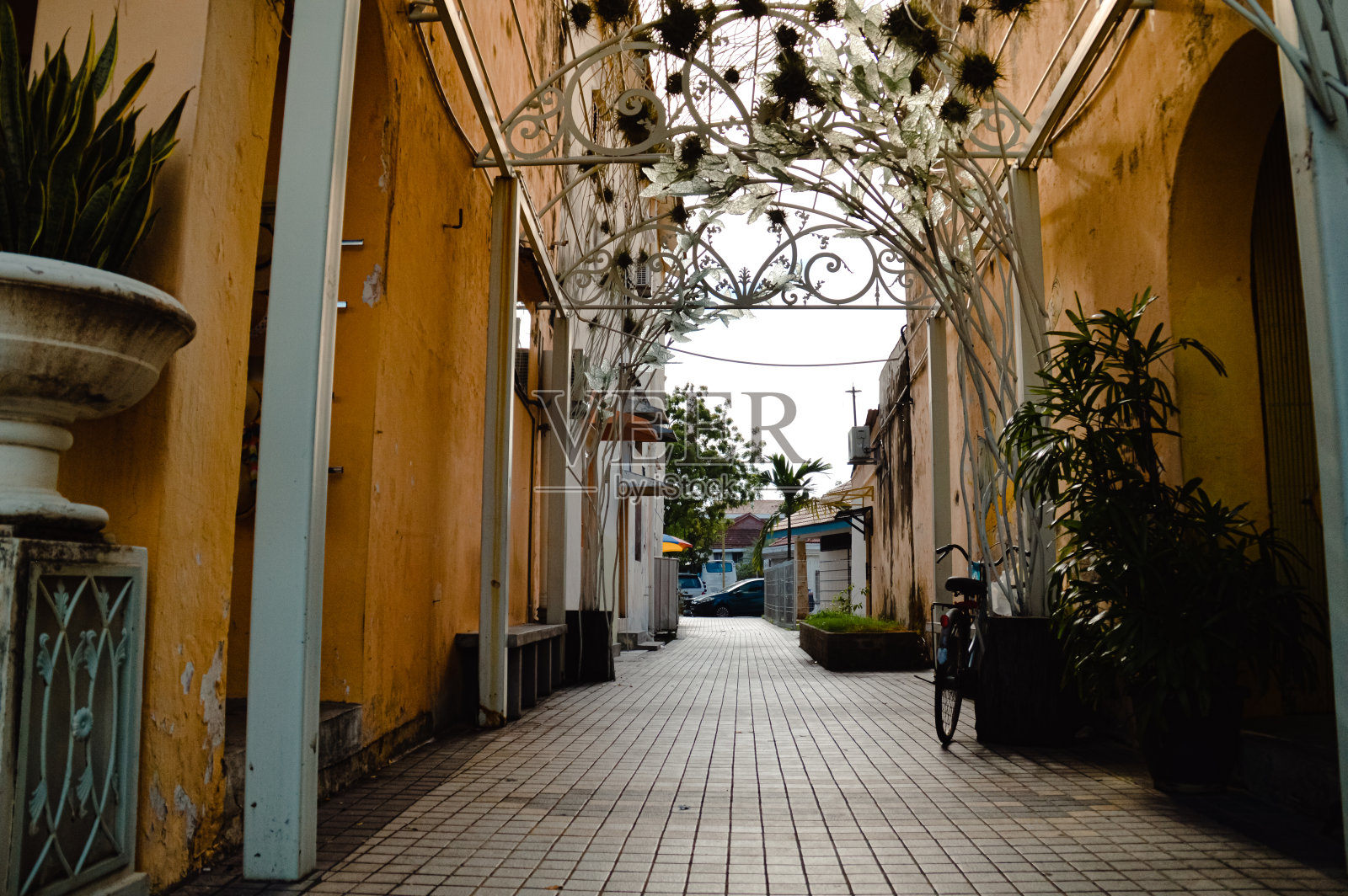 小巷中的复古殖民风格建筑立面照片摄影图片