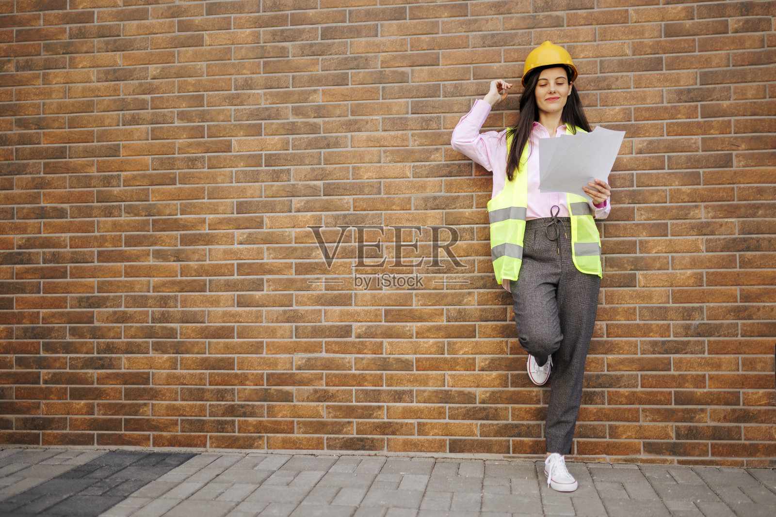 女施工经理站在黄色安全背心和黄色安全帽的肖像照片摄影图片