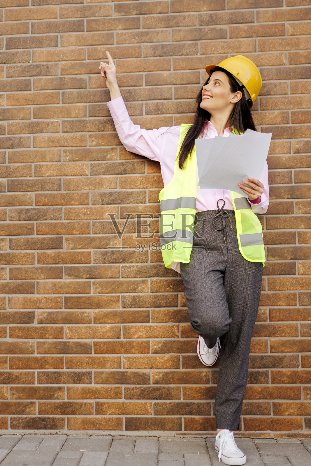 女施工经理站在黄色安全背心和黄色安全帽的肖像照片摄影图片