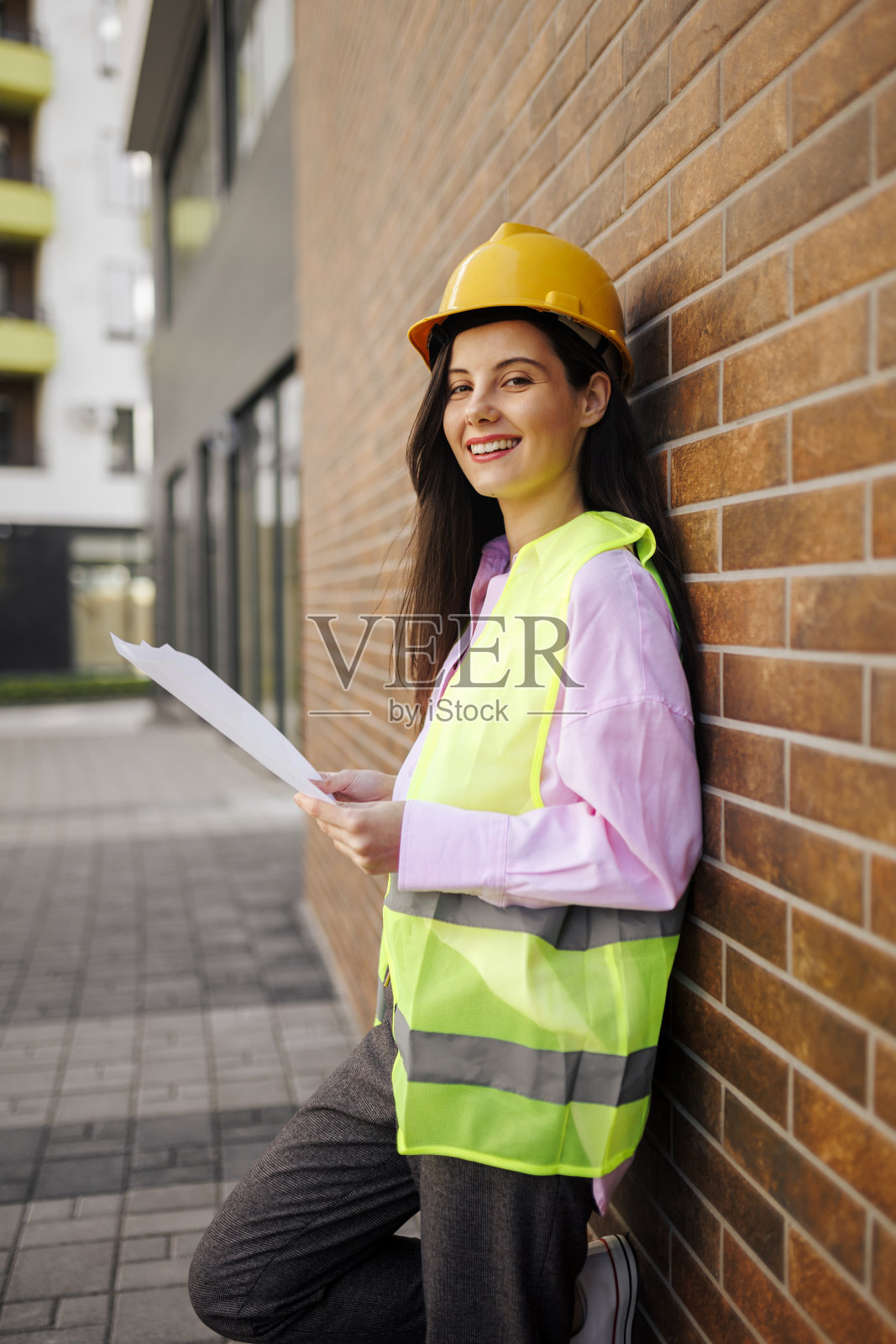 女施工经理站在黄色安全背心和黄色安全帽的肖像照片摄影图片