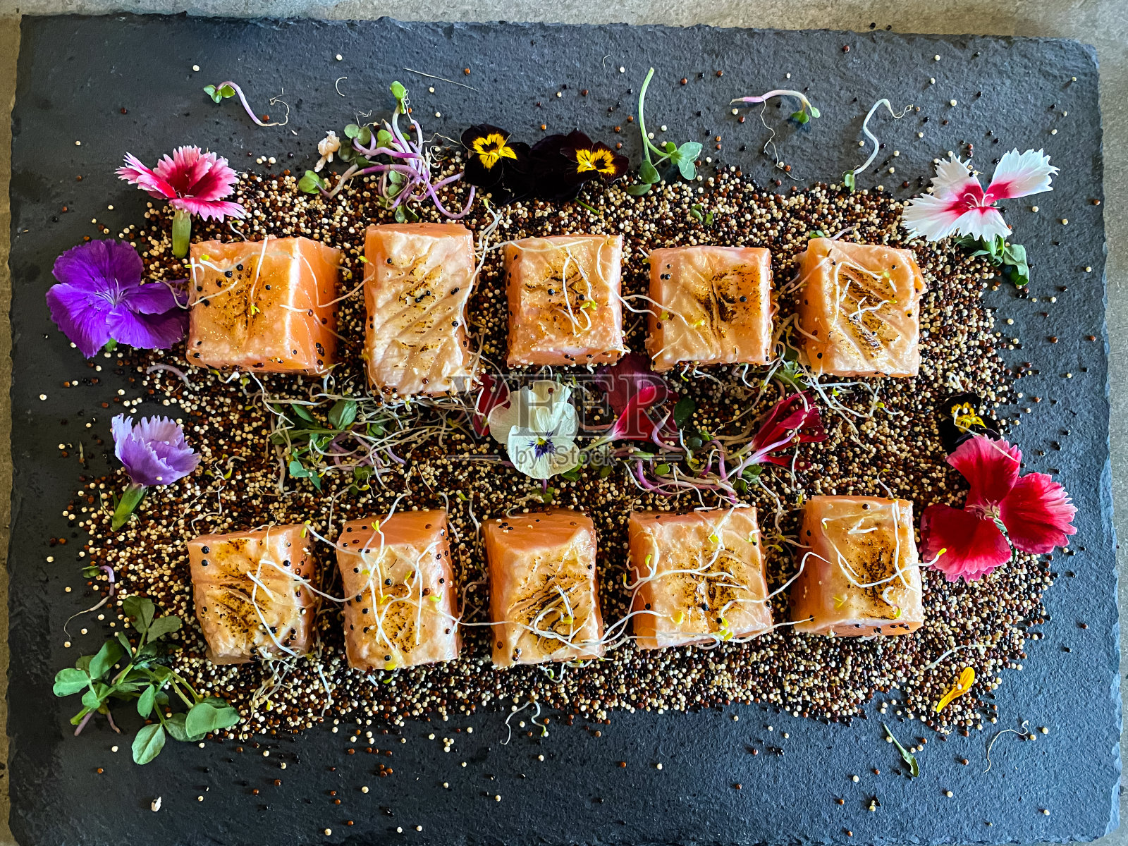 美味的寿司图片，在石板上，与鲑鱼，与巨大的食欲吸引力照片摄影图片