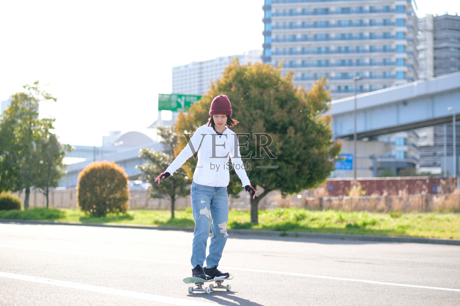 年轻女子在滑板上照片摄影图片