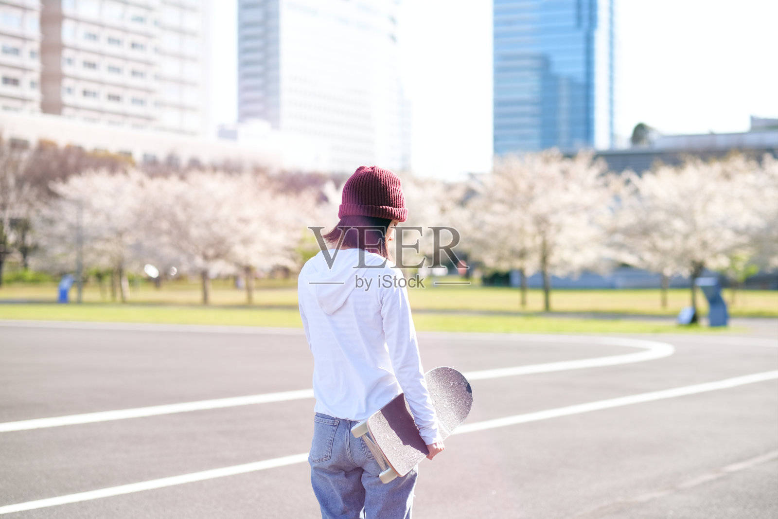 滑板者在春天的后视图照片摄影图片