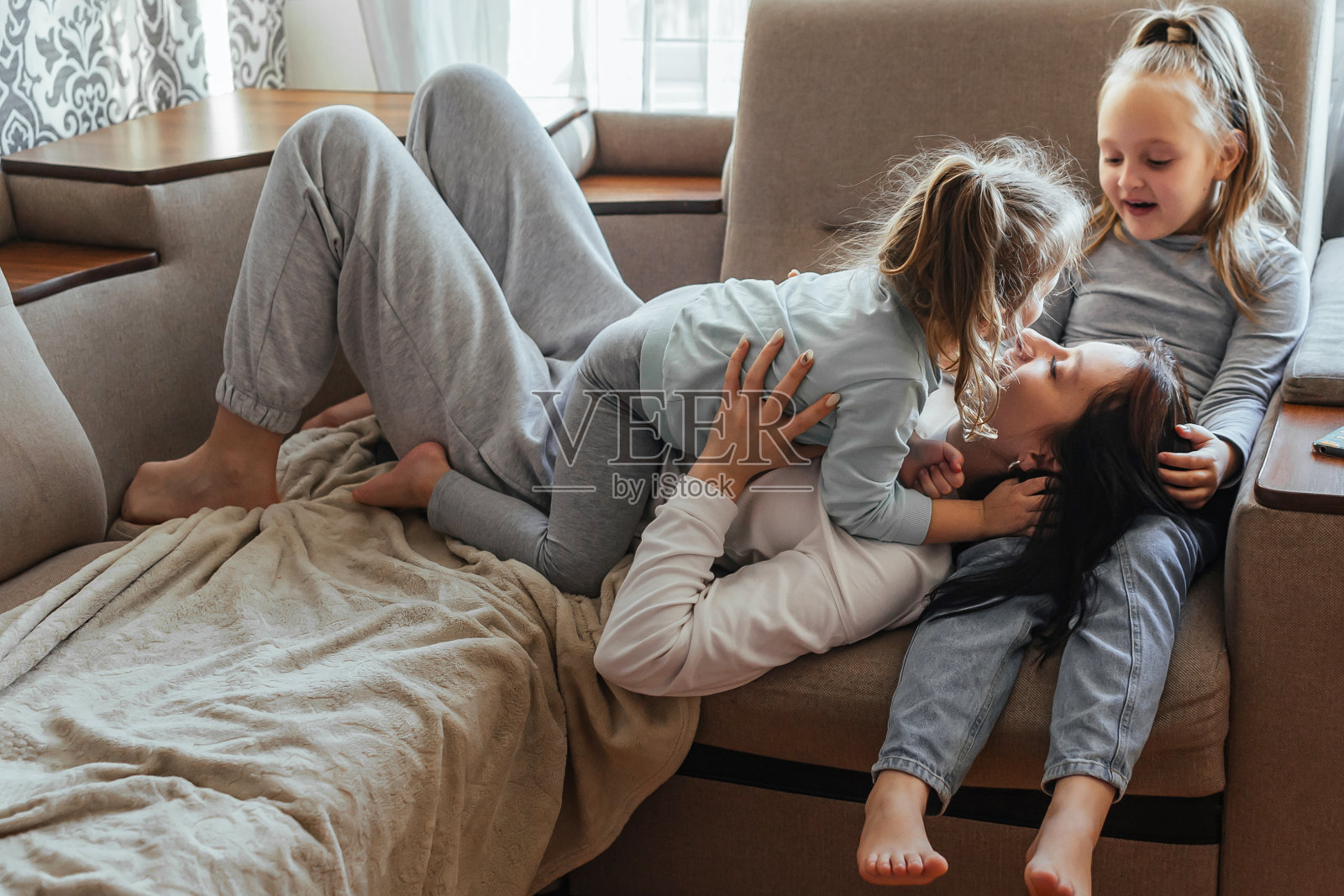 幸福的家庭在家里玩得很开心照片摄影图片