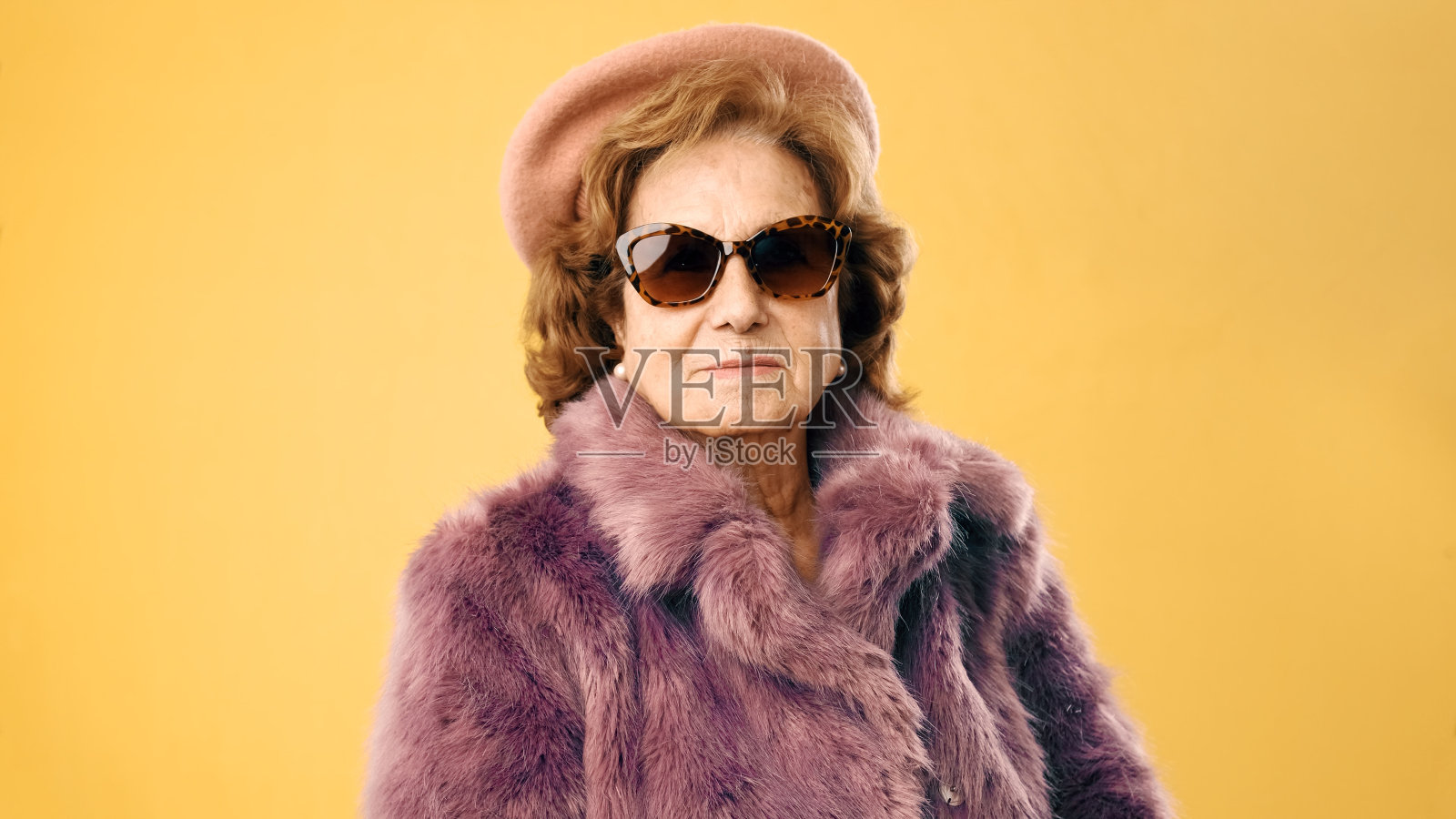 摩登时尚的老女人看着镜头照片摄影图片