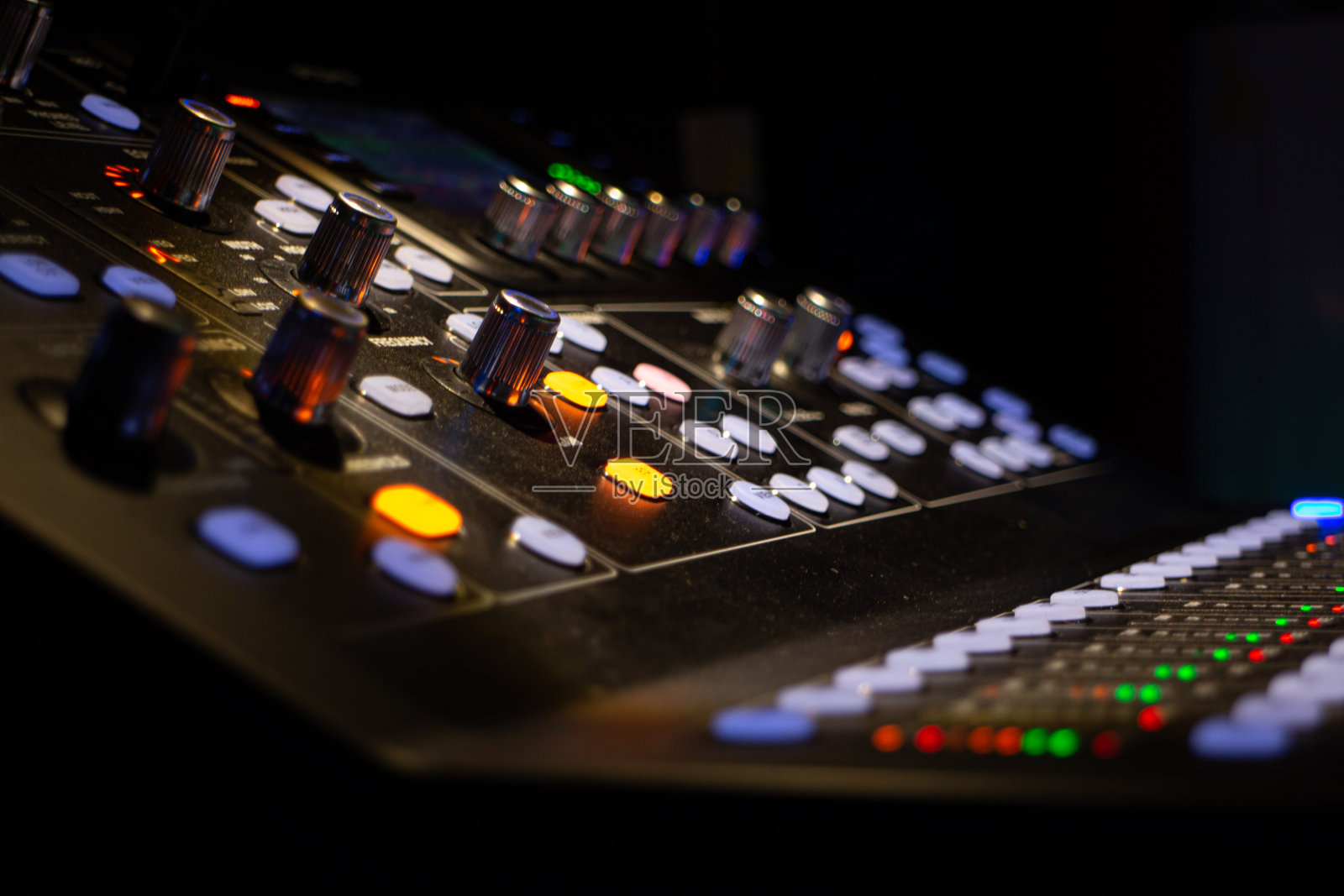 数字音频混音在音乐会舞台特写照片摄影图片