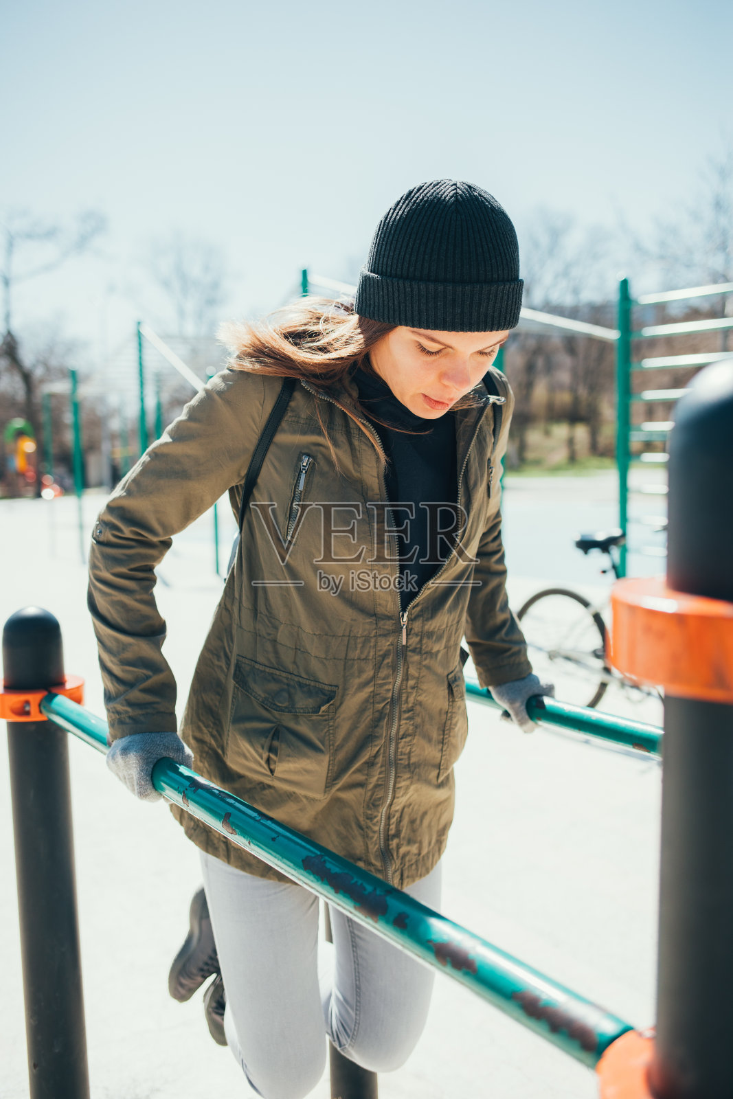 肖像年轻女子穿着暖和的帽子和手套照片摄影图片
