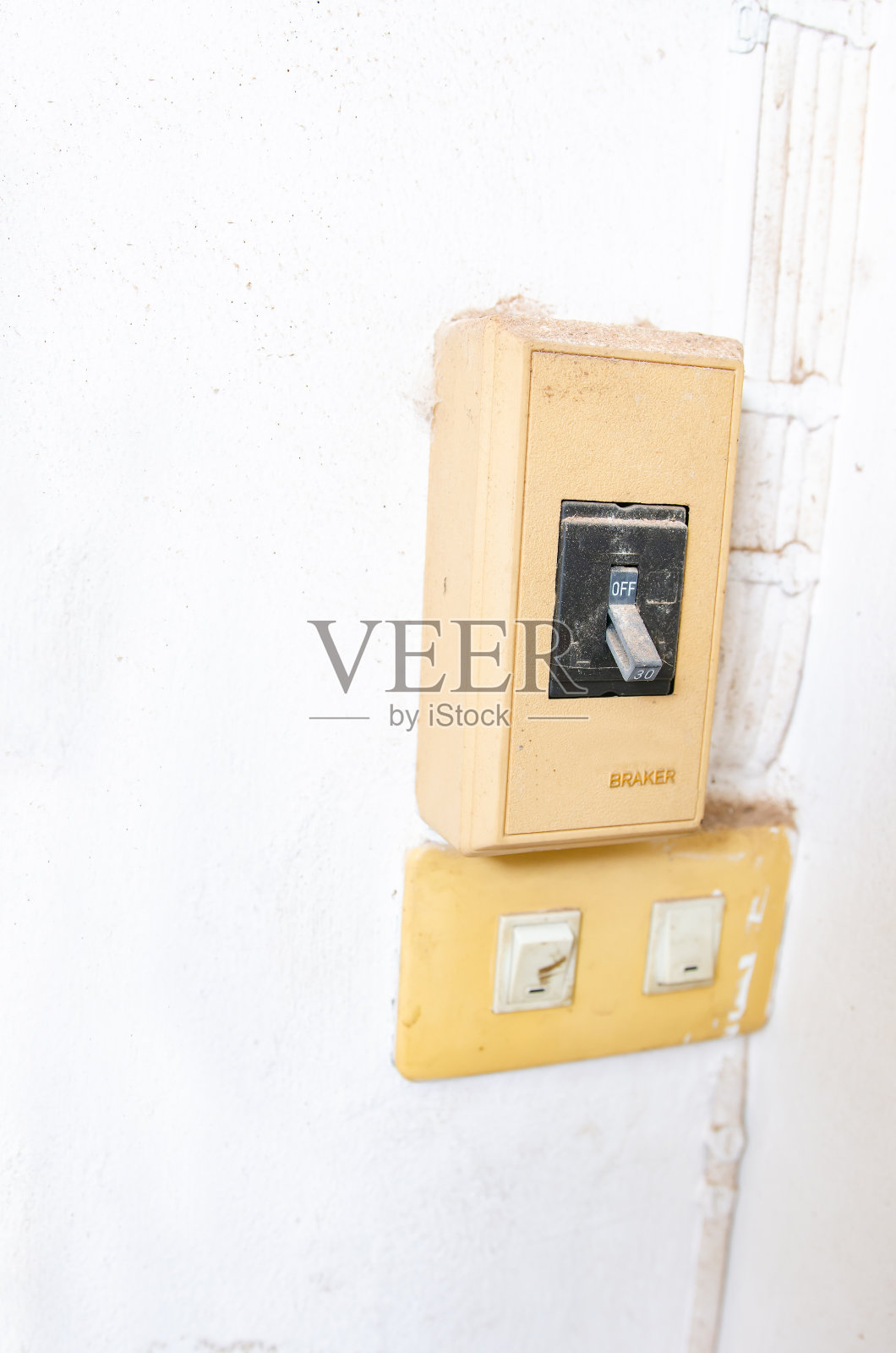 贝克尔控制着连接在白墙上的电气系统。照片摄影图片