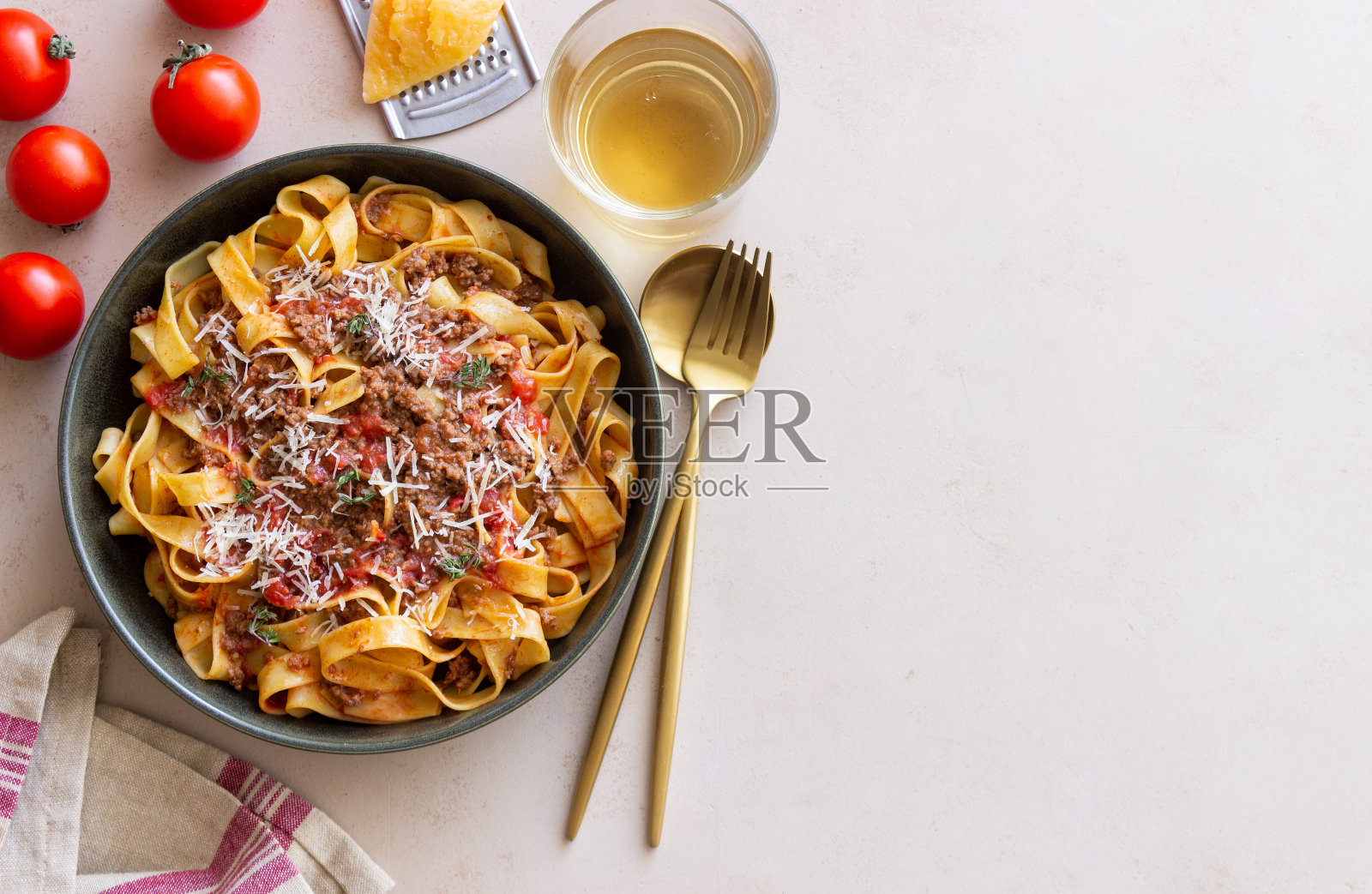 意大利扁面条配意大利肉酱。意大利菜。传统的配方。照片摄影图片