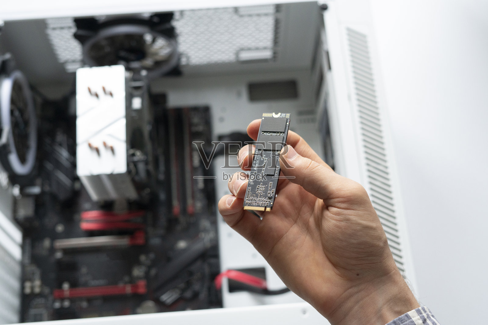 人持有新的现代快速SSD m2驱动器，以取代它在计算机上照片摄影图片