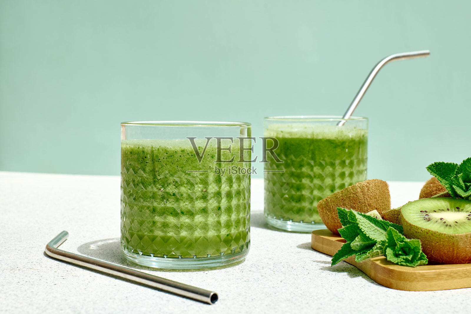 绿色奶昔配猕猴桃。健康的有机饮料。营养和碱性饮食。素食的健康饮食理念。照片摄影图片