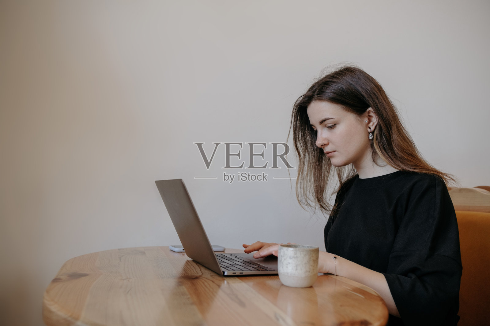 自由职业女性，快乐地在远程咖啡馆工作照片摄影图片