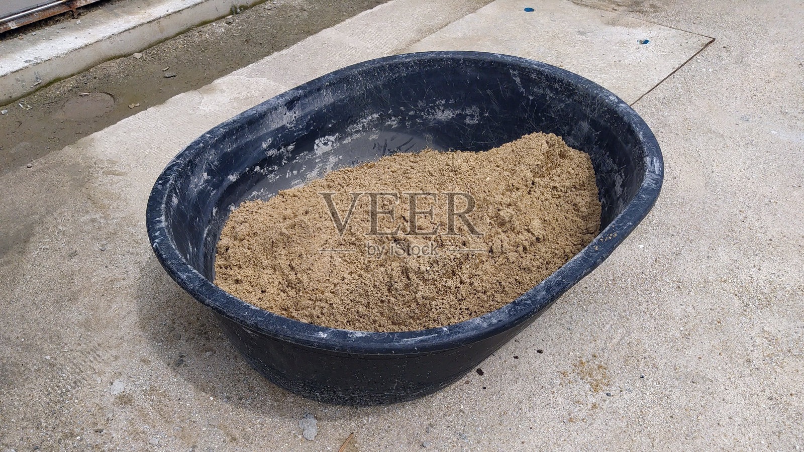 为建筑工地的砂浆搅拌工作准备一定量的沙子。照片摄影图片