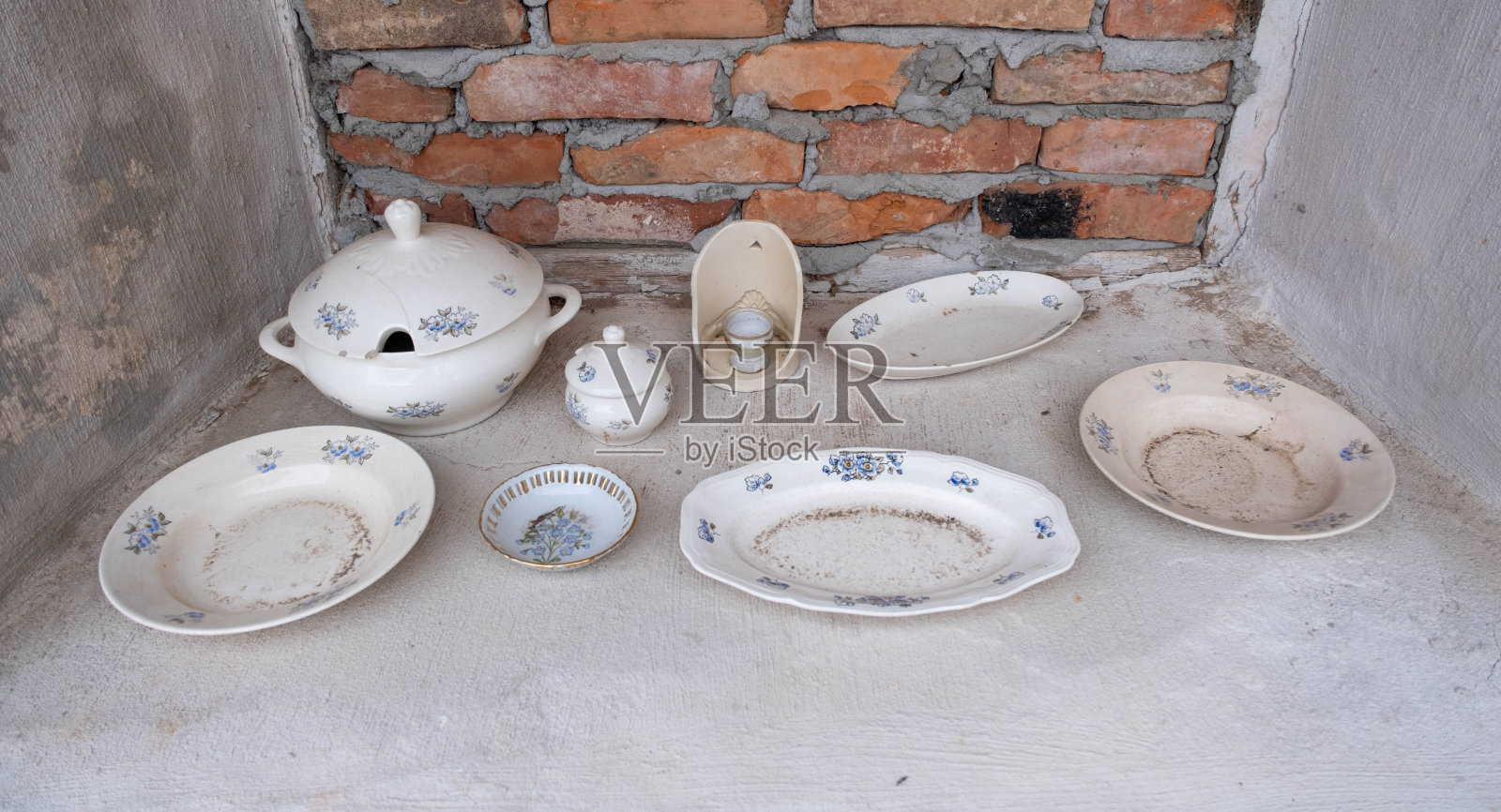 收藏古董，复古盘子，餐具，餐具，厨房用具与古铜色和craquelure照片摄影图片