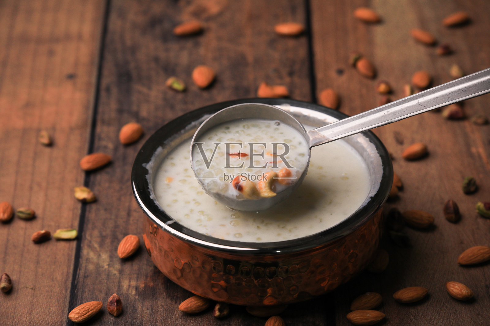 Sabudana kheer, sabudhana paayaasam印度传统甜蜜特写与选择性聚焦和模糊照片摄影图片