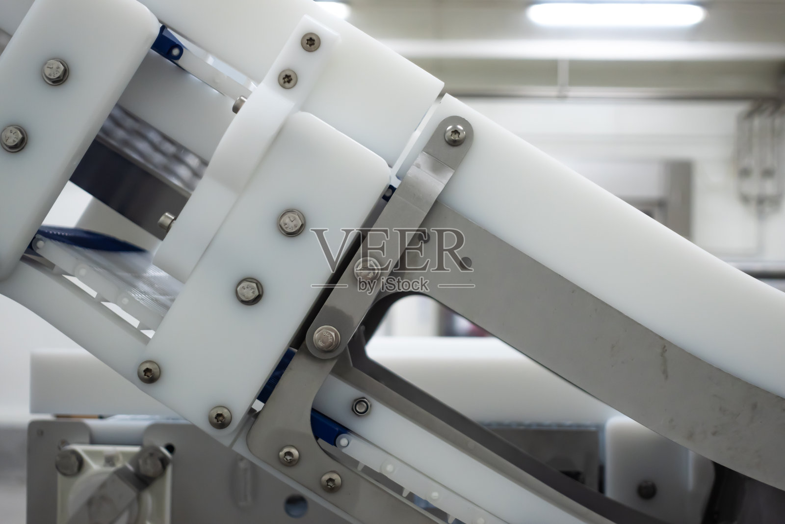 食品加工厂模块化带式输送机。照片摄影图片