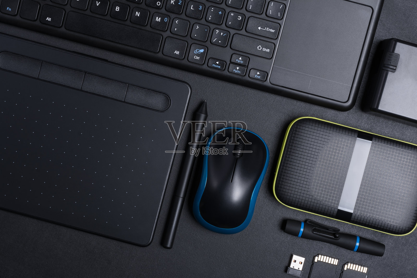 设计带有显卡、记忆卡、键盘和便携式硬盘的工作场所照片摄影图片