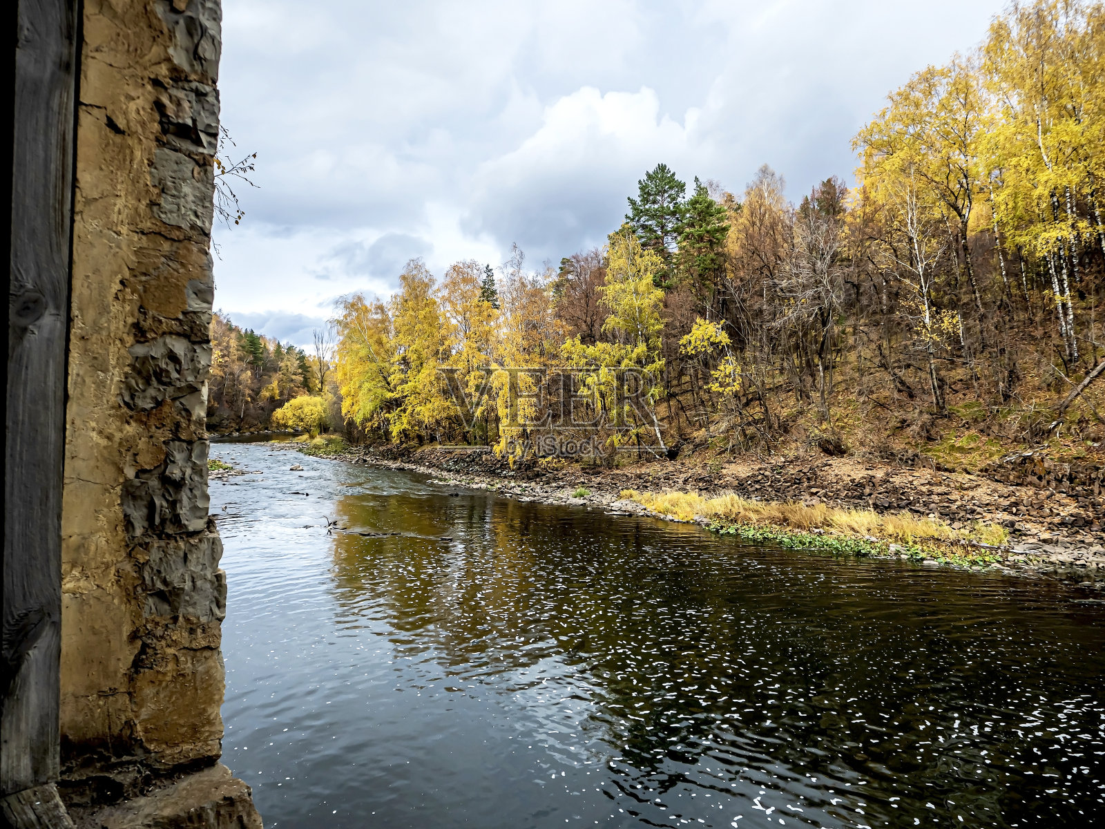 乌拉尔山脉的秋河岸照片摄影图片