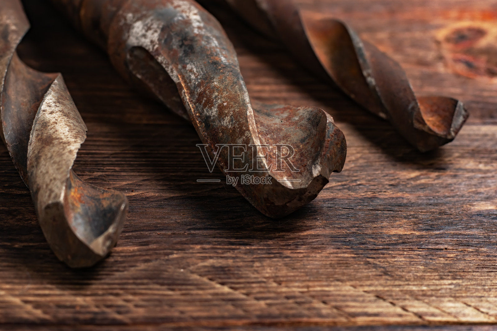 在木板上安装不同尺寸的金属钻头照片摄影图片