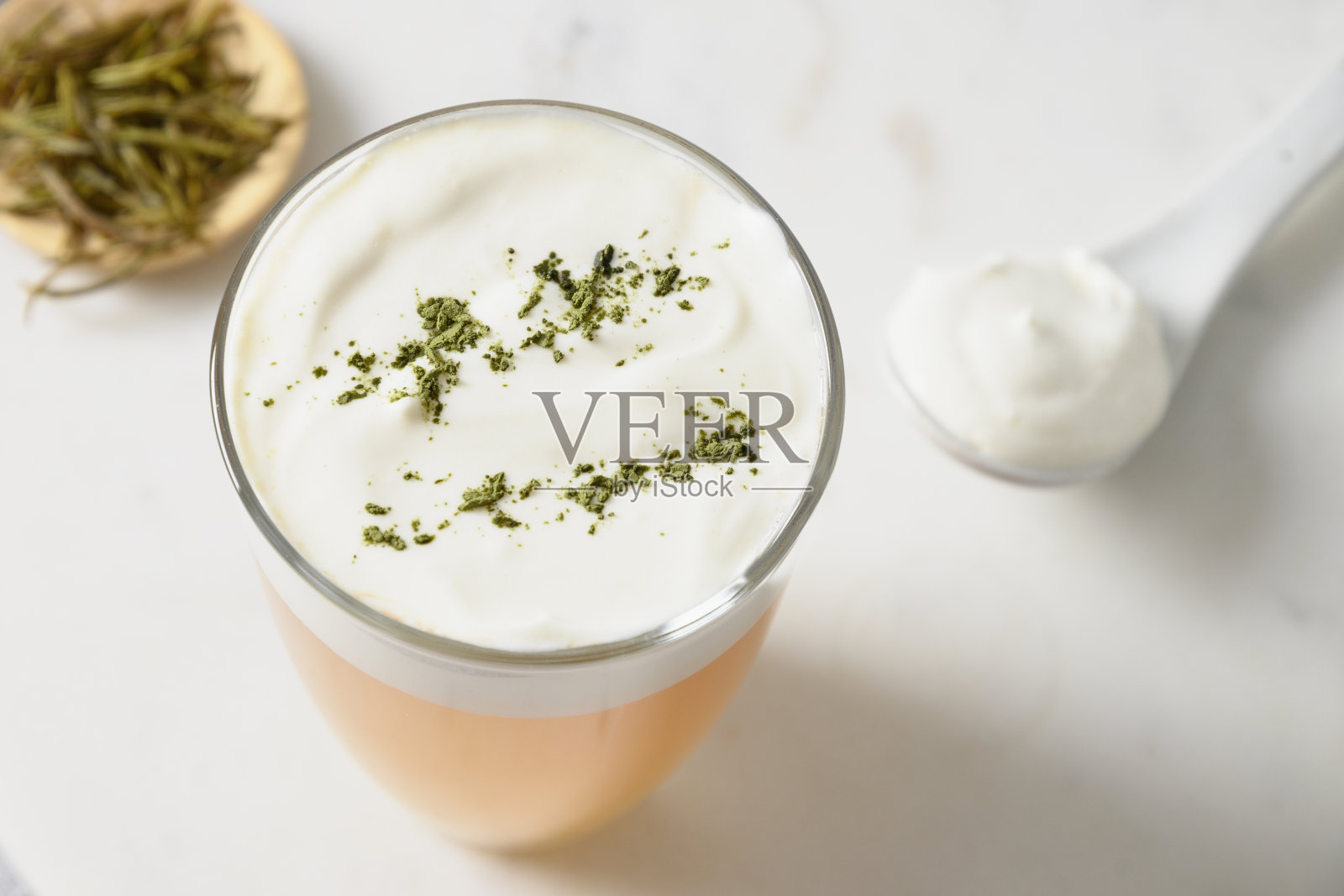 传统的中国茶，上面有奶油泡沫抹茶粉。亚洲时尚饮料。泰国奶茶照片摄影图片