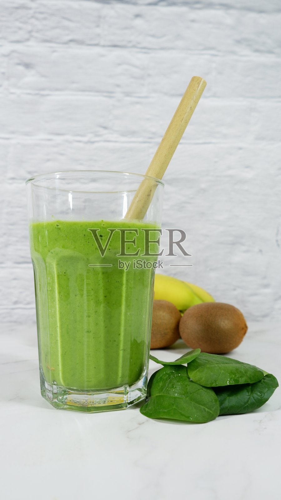 新鲜的绿色菠菜奶昔，背景是猕猴桃和香蕉照片摄影图片