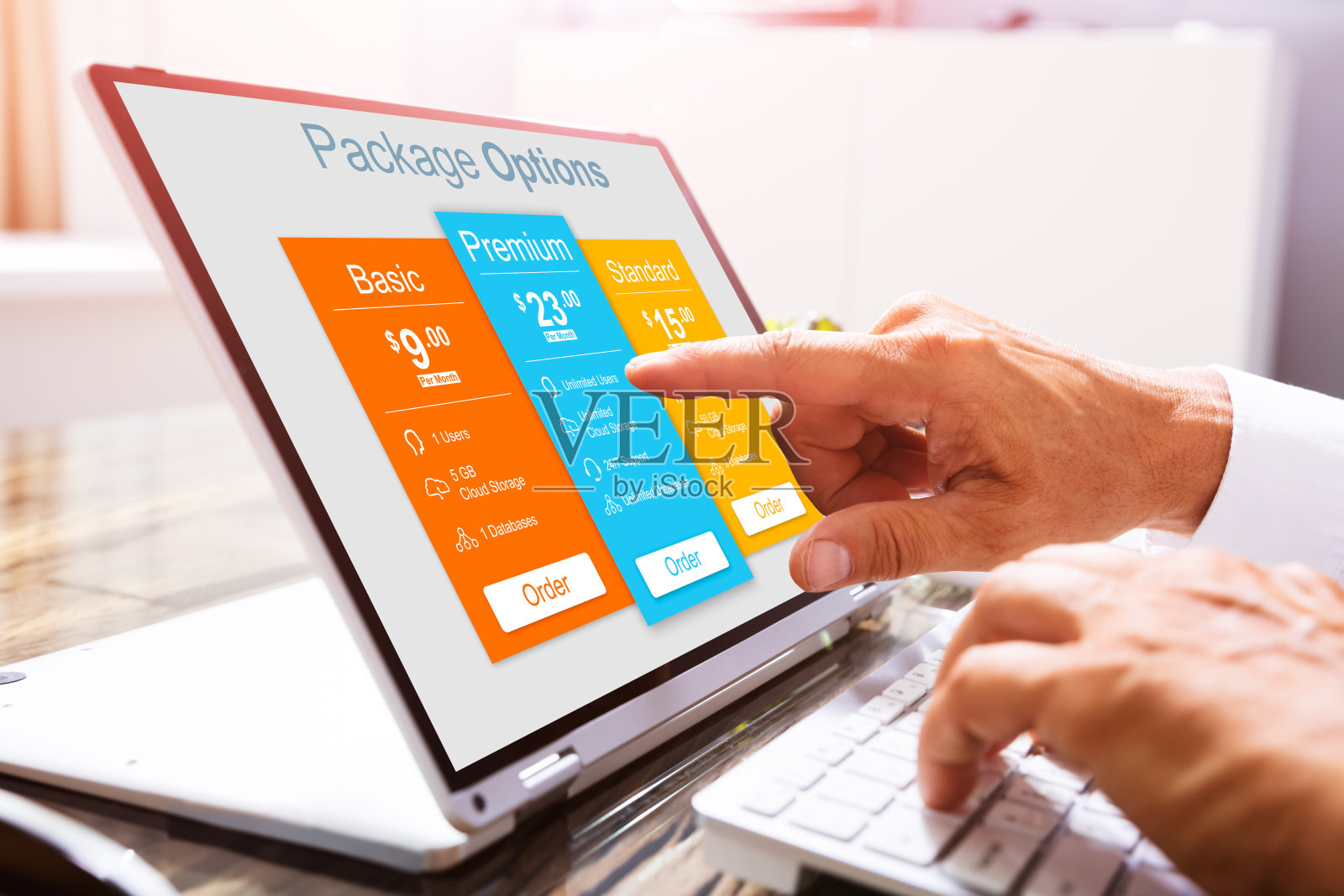 商人的手在笔记本电脑上处理发票照片摄影图片