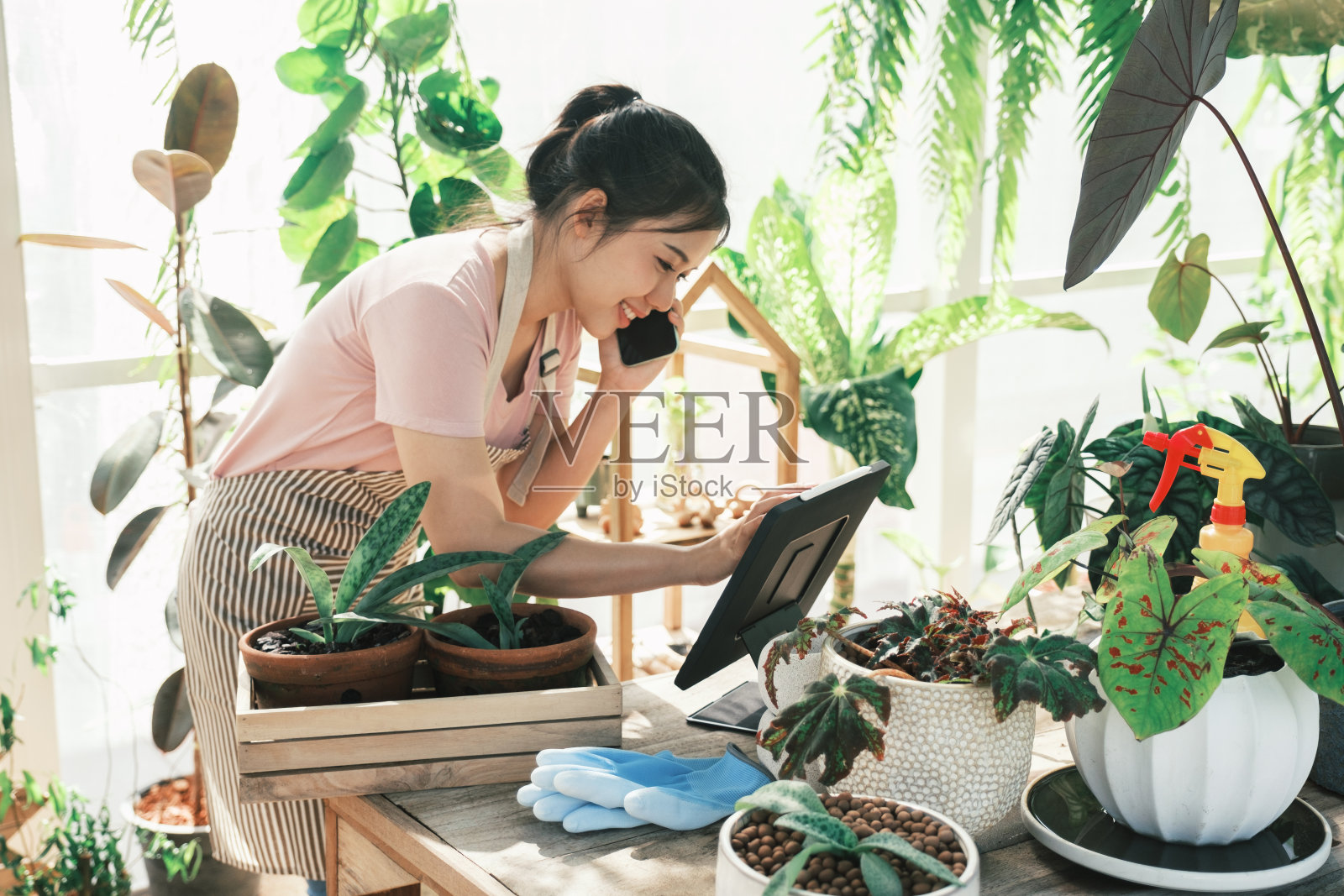 年轻的女植物店主正在网站上查看顾客的订单照片摄影图片