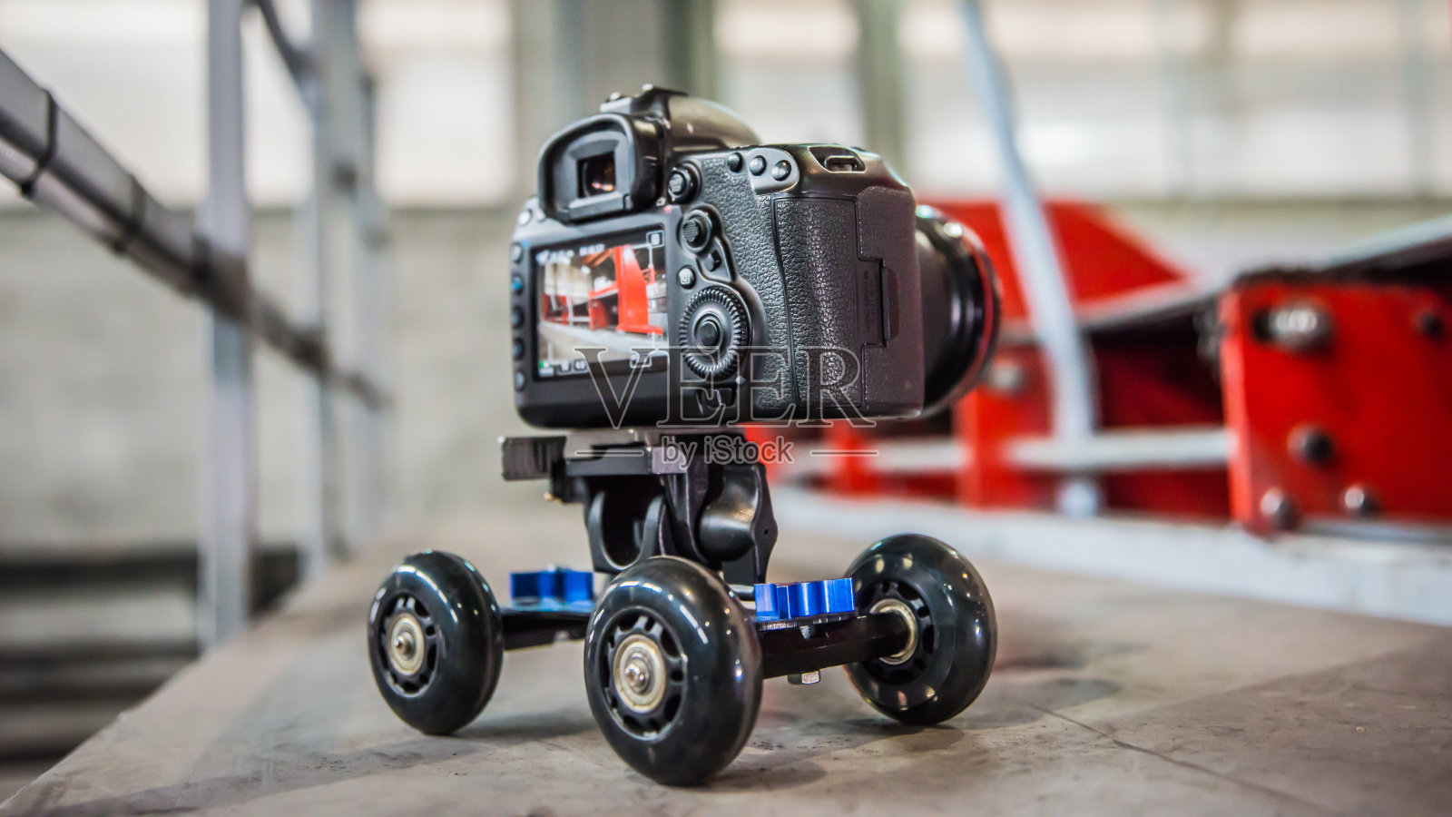 数码单反相机在迷你桌面轨道轮系统照片摄影图片