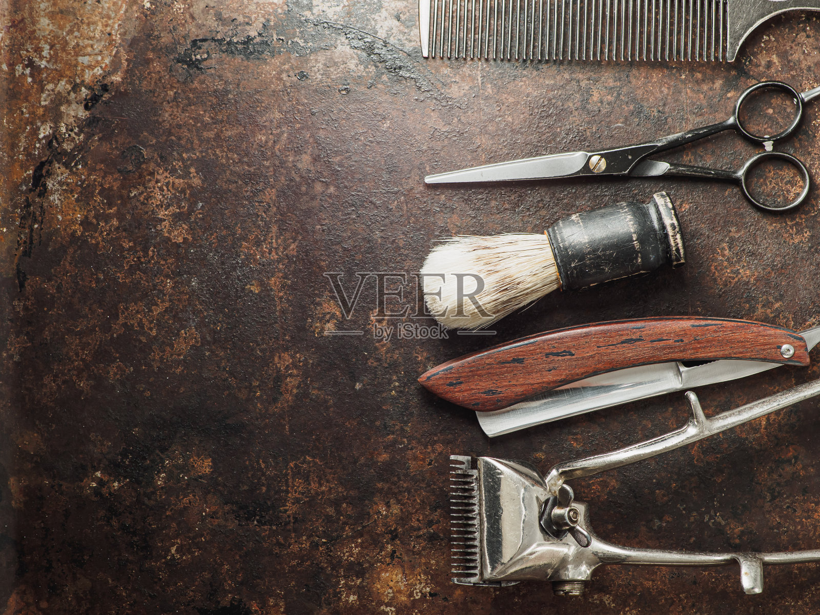 老式理发工具:危险剃须刀，理发剪刀，老式手动剪刀，梳子，剃须刷照片摄影图片