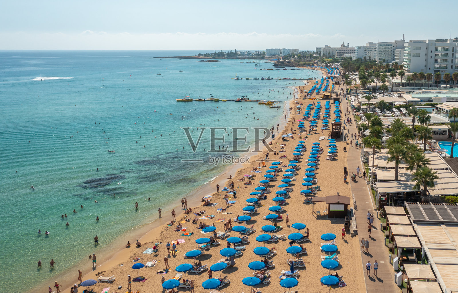 塞浦路斯普罗塔拉斯的地中海海滩线，从空中俯瞰照片摄影图片