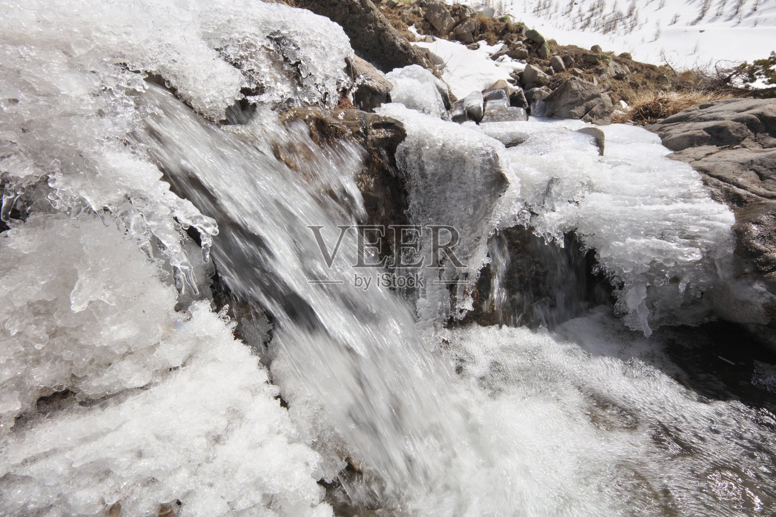 急流里的冰淇淋照片摄影图片