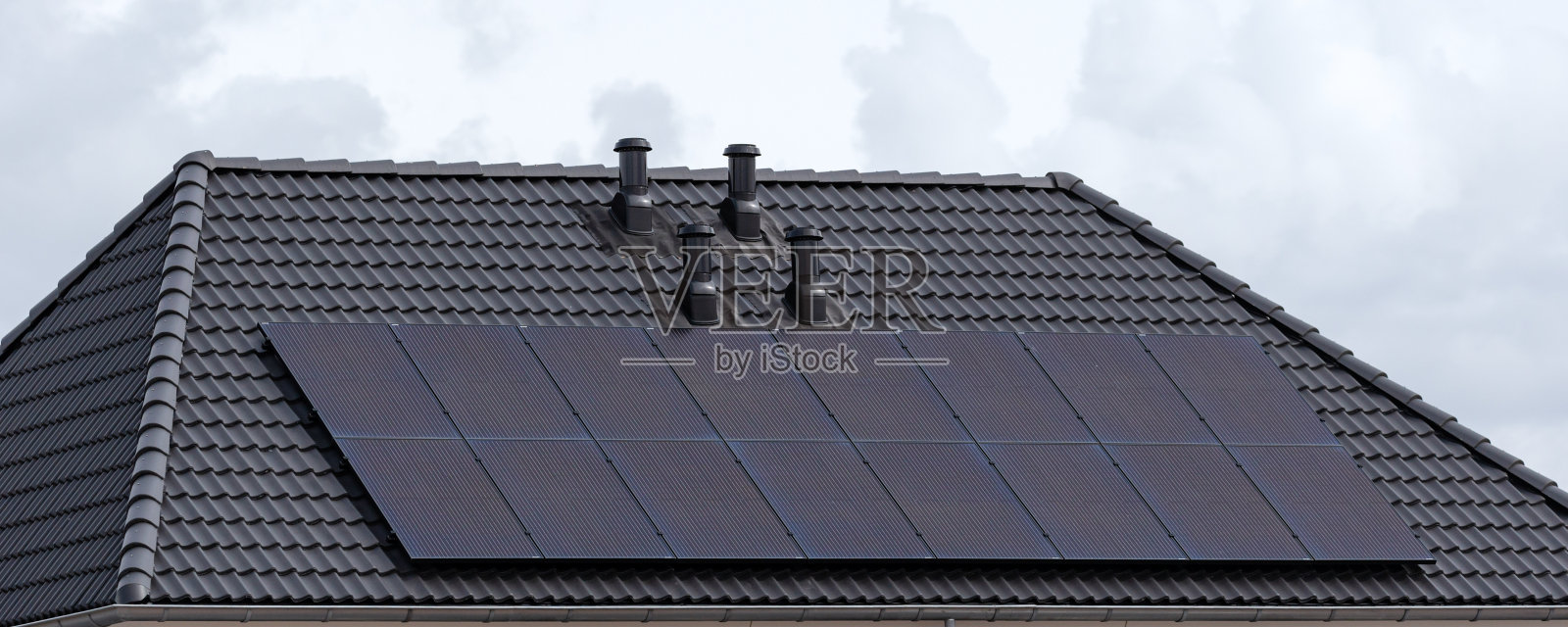 荷兰新半独立式房屋的太阳能电池板特写照片摄影图片