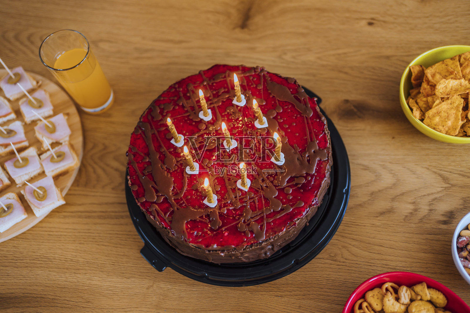 点燃蜡烛的生日蛋糕照片摄影图片