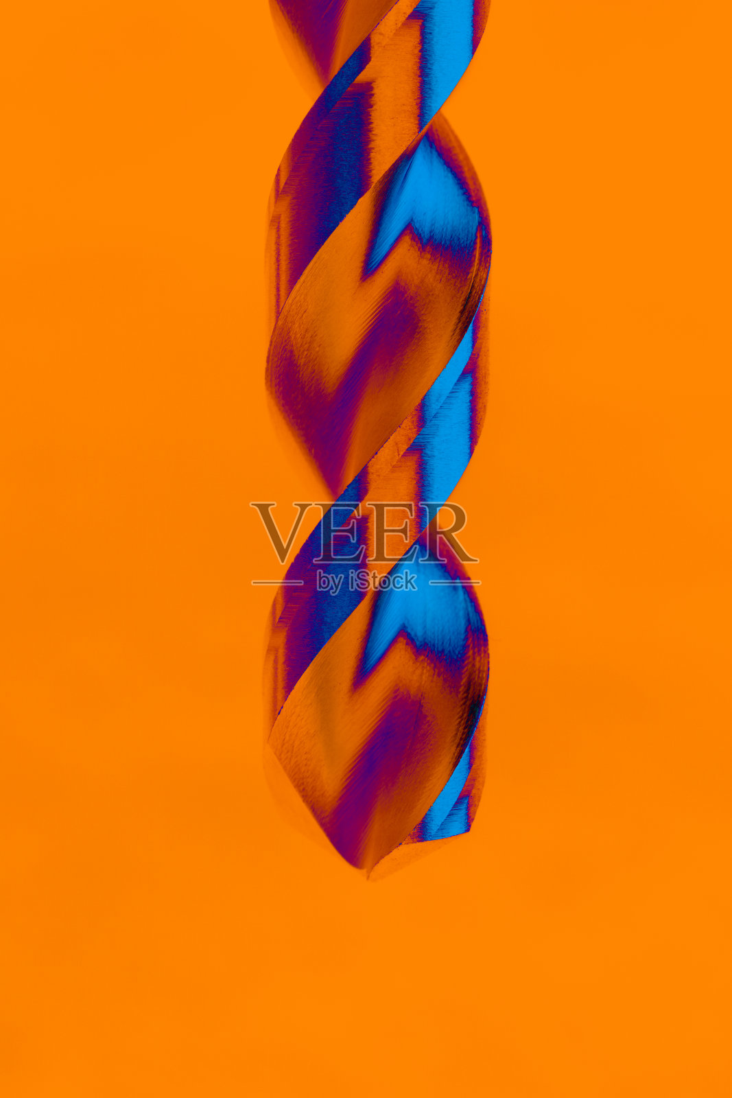 钻头与明亮的超现实色彩上的橙色照片摄影图片