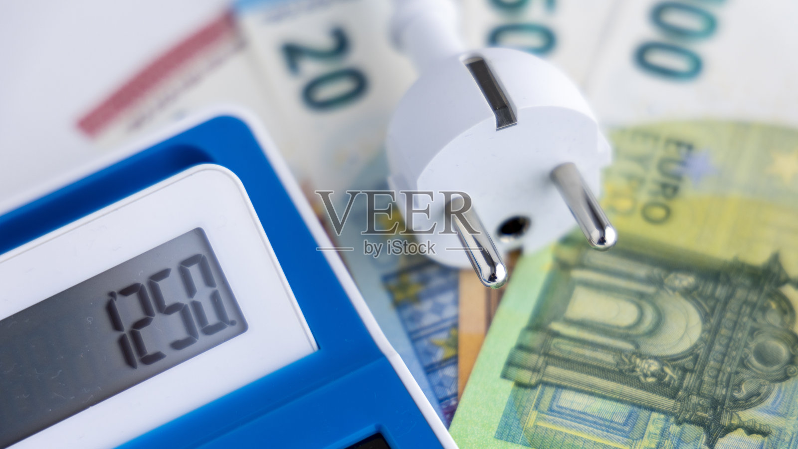 计算器和欧元钞票上的电源线照片摄影图片