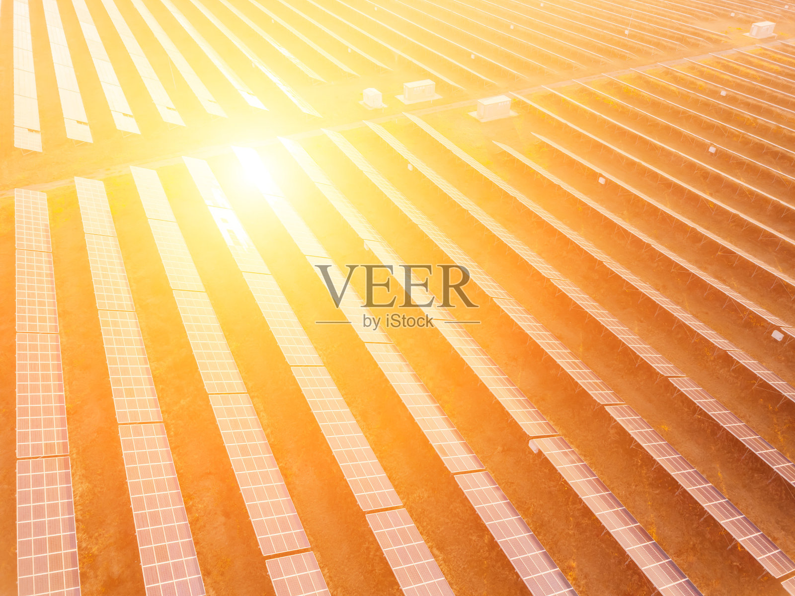 太阳能电池板发电厂的鸟瞰图。太阳能光伏电池板在日出和日落在农村从上面。现代科技，气候关怀，地球节约，可再生能源理念照片摄影图片