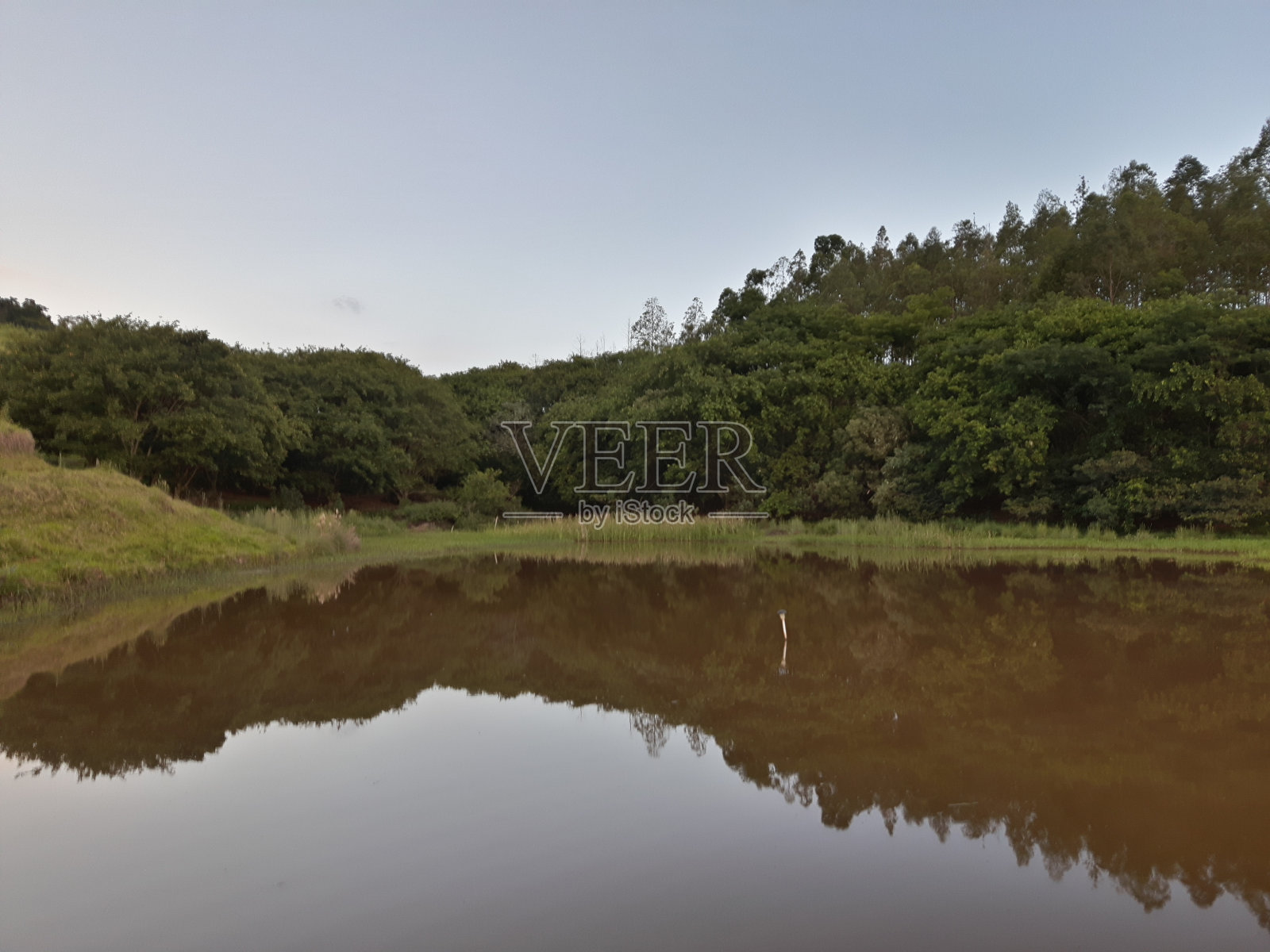 平静水面上的倒影照片摄影图片